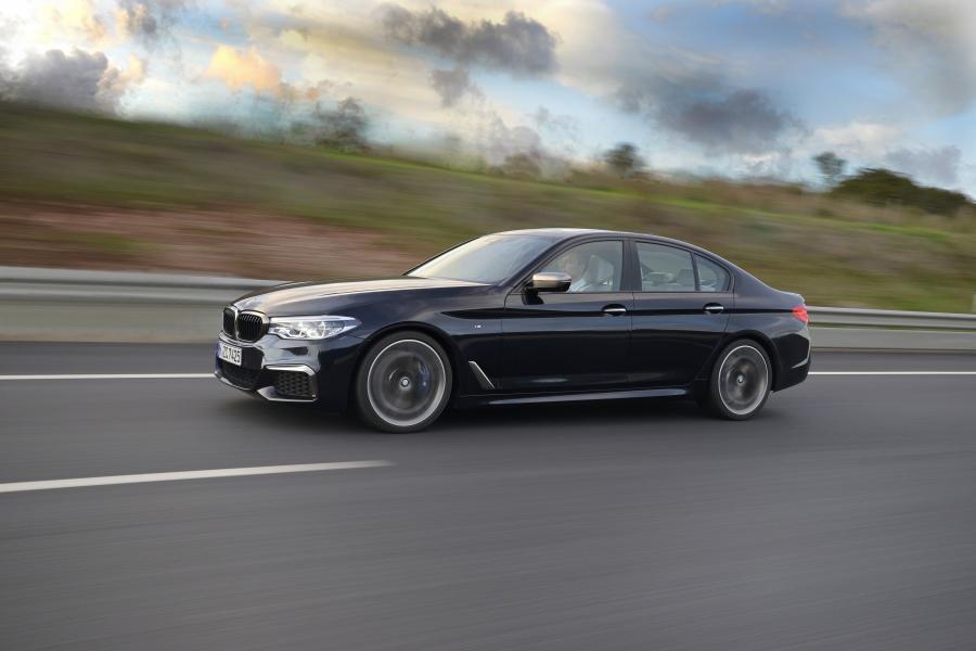  BMW M550i xDrive Sedan 2017 года  (WW) (фото 15 из 48)